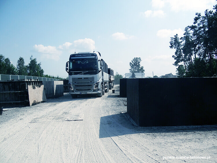 Transport szamb betonowych  w Nowogrodzie Bobrzańskim